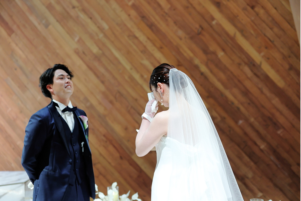 結婚式の新郎新婦

中程度の精度で自動的に生成された説明