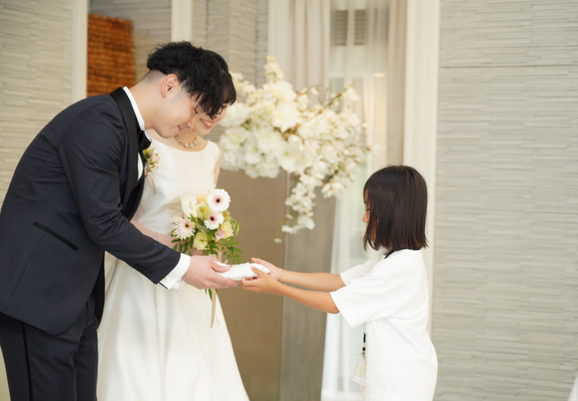 結婚式の新郎新婦

AI 生成コンテンツは誤りを含む可能性があります。