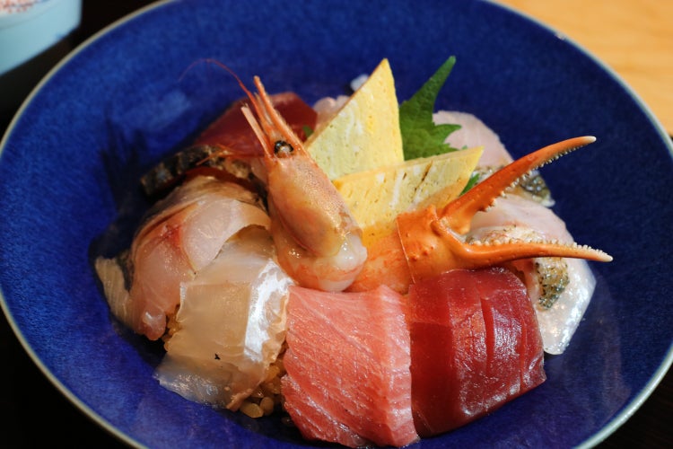 鮨処こだわりの産地直送の贅沢ネタが10種！「GENTLE極み海鮮丼」が新登場　～2026年1月7日(水)より平日ランチタイム限定で提供～